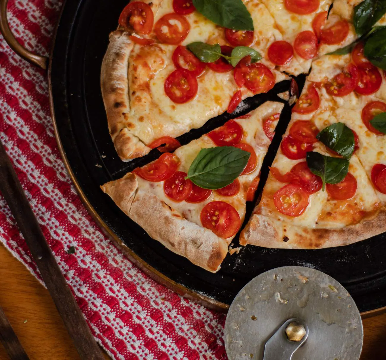 Pizza Margherita Capannone servida no salão